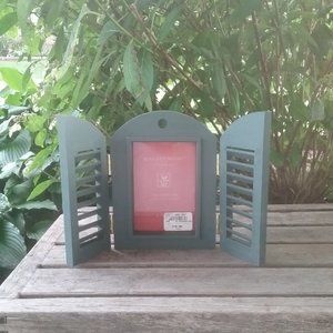 Jennifer Moore Frames;  green; shutters ;7 x 5  NWT